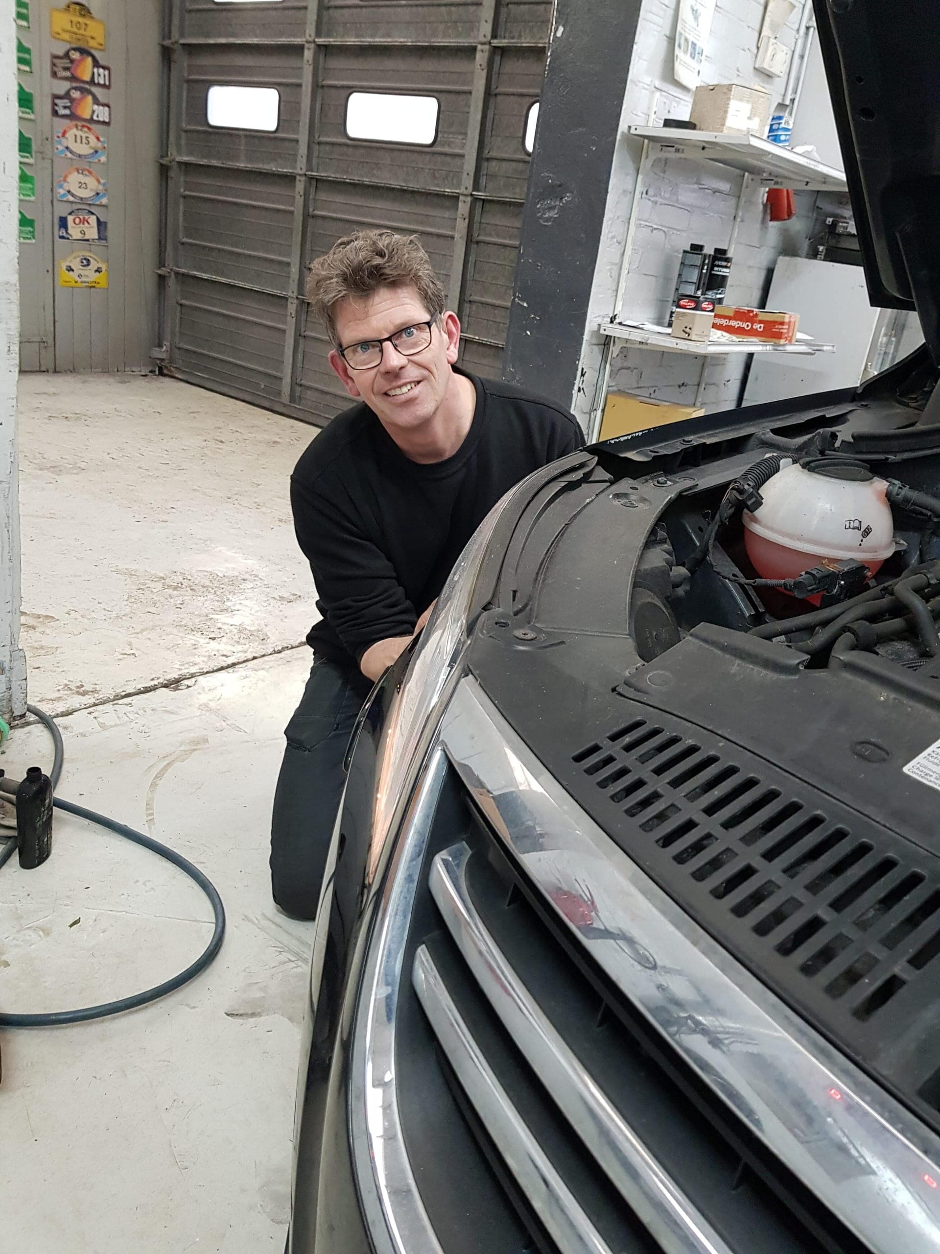 Mark-Willem Hoekstra, derde generatie eigenaar van Autobedrijf Hoekstra in Hilaard